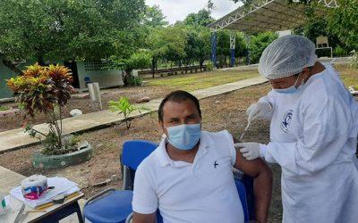 Inicia vacunación de docentes y directivos de educación básica y media en todo el Departamento